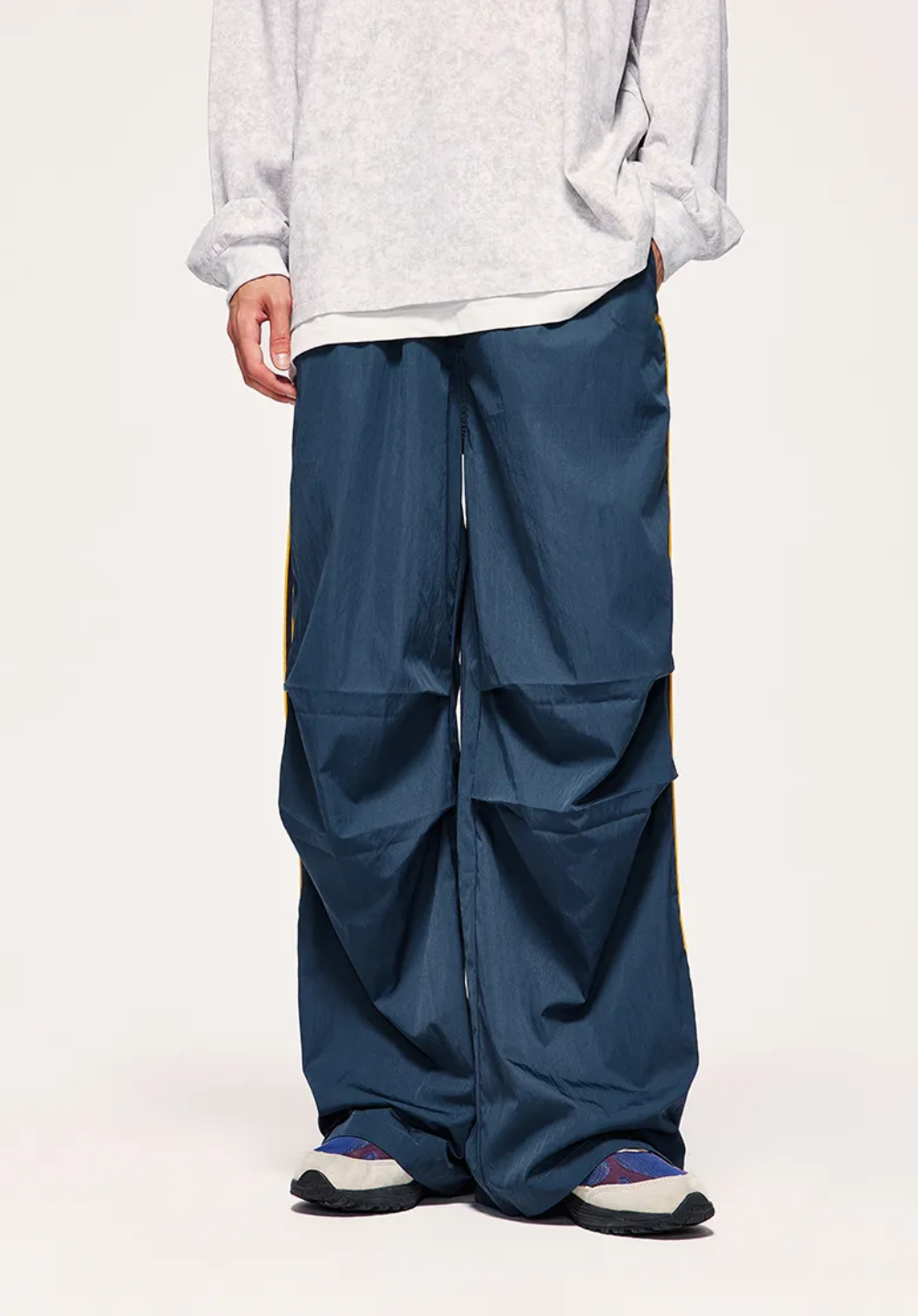 sporty pants in blue color