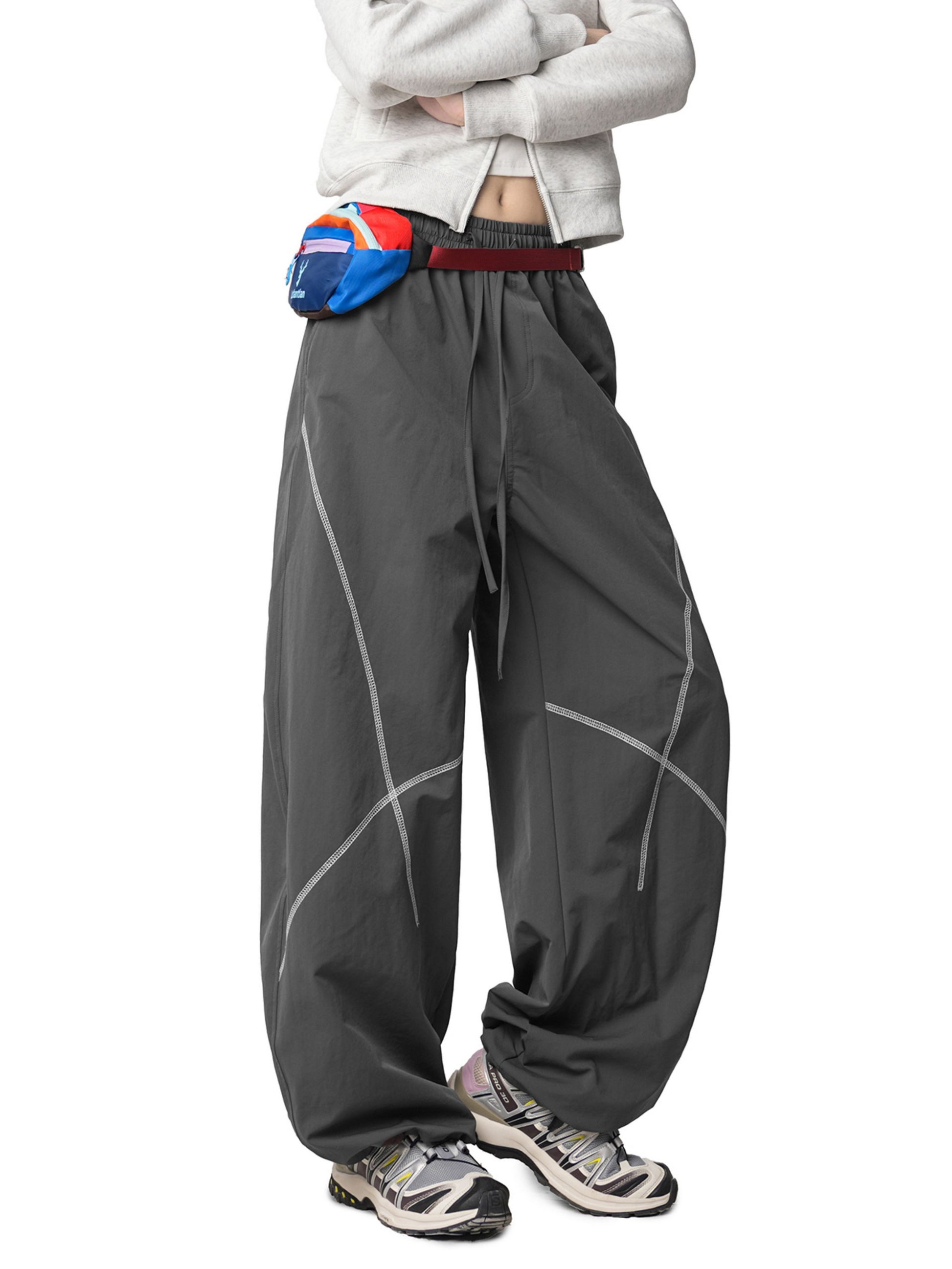 Black Pants with Contrast stitching enhances the silhouette, adding subtle detail without compromising a clean look. Finished with practical pockets and a versatile design, these pants are ideal for casual outfits, travel, and athleisure wear.