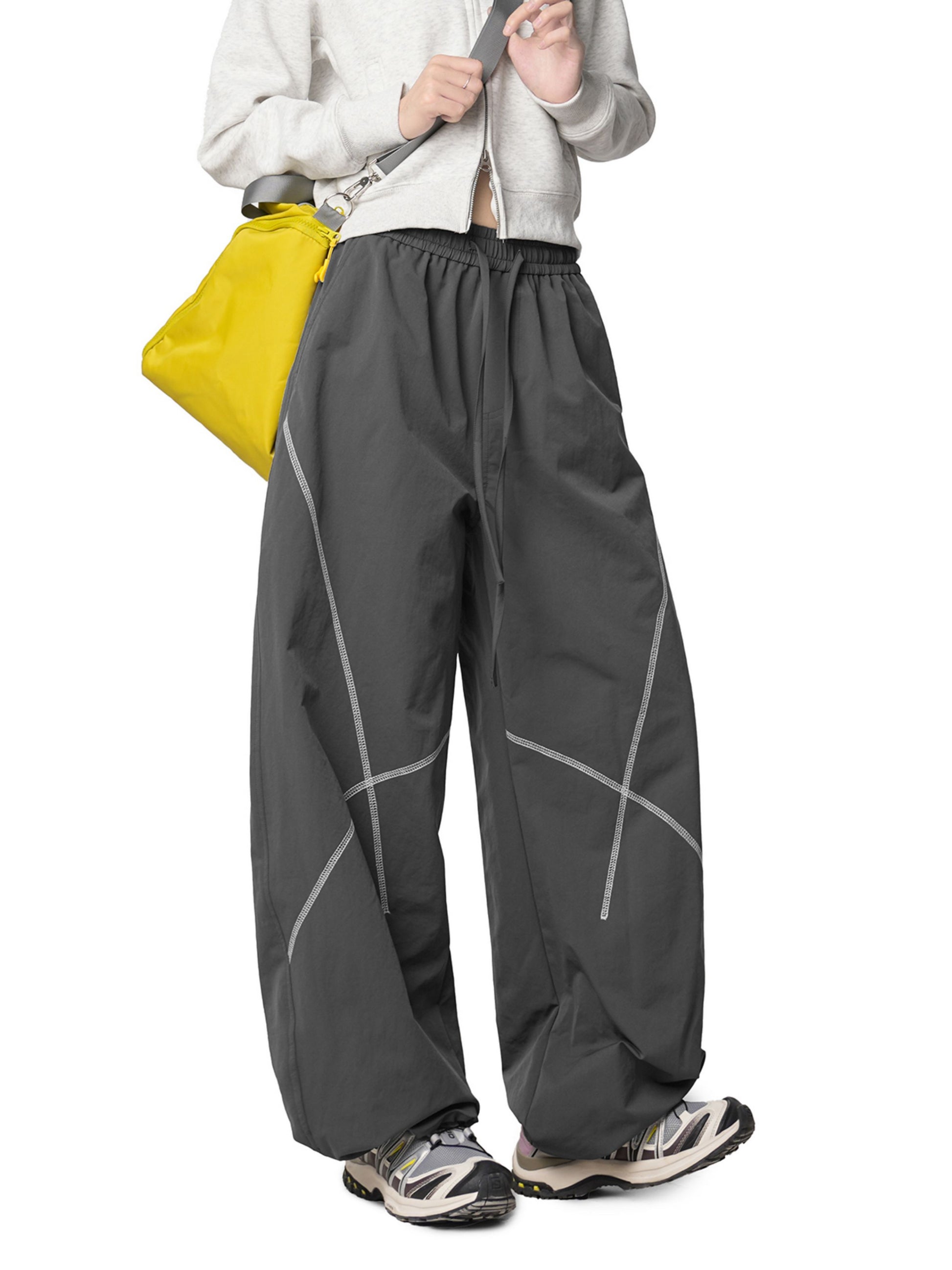 Black Pants with Contrast stitching enhances the silhouette, adding subtle detail without compromising a clean look. Finished with practical pockets and a versatile design, these pants are ideal for casual outfits, travel, and athleisure wear.