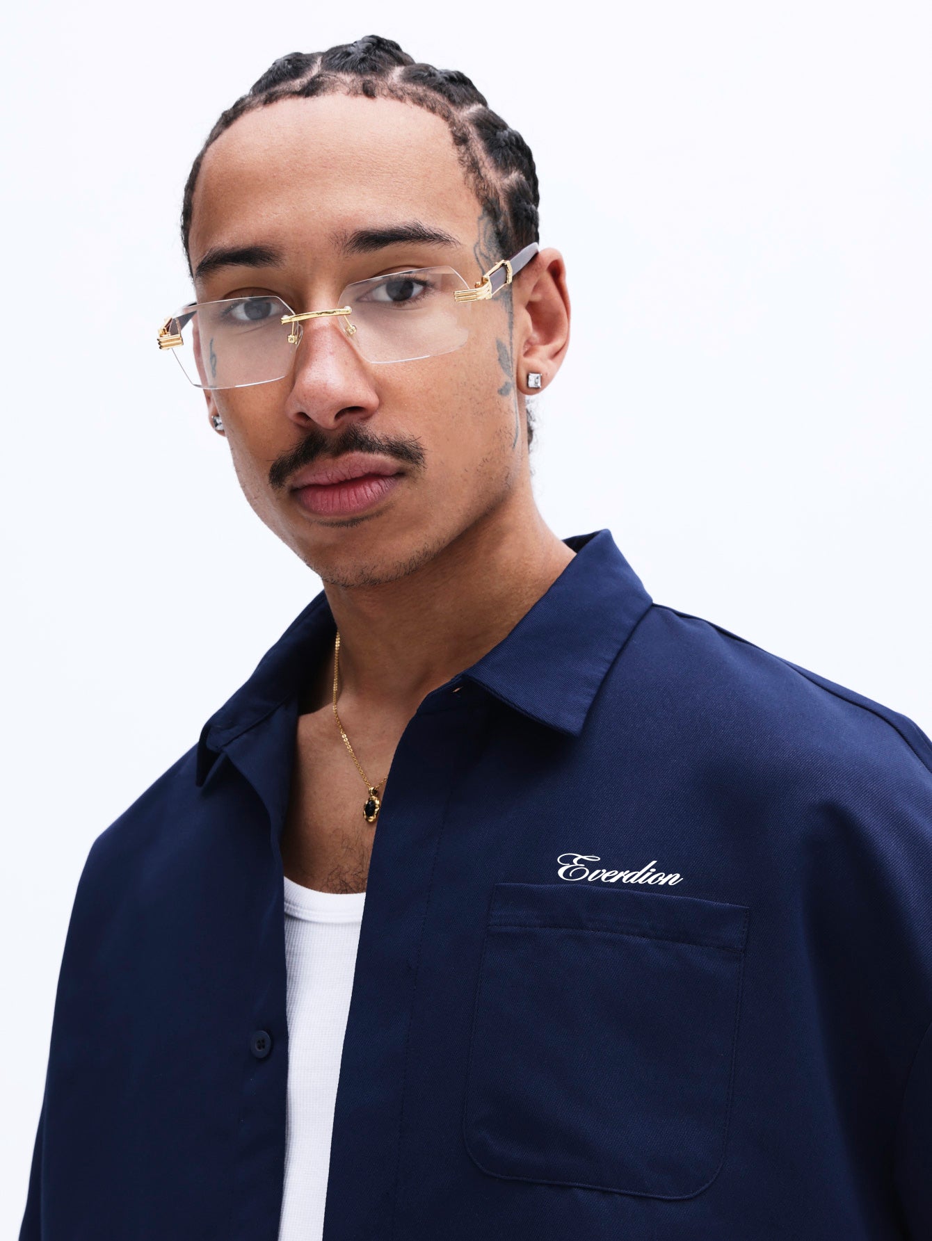 Man wearing a navy blue shirt with 'Everdion' branding on a white background