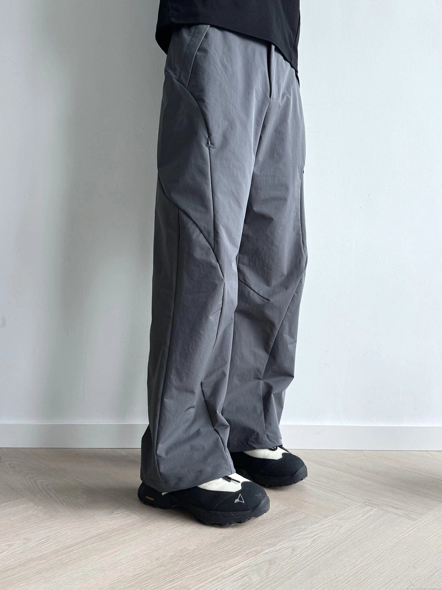 Everdion's Kevil Nylon Pant, dark grey with two side pockets 