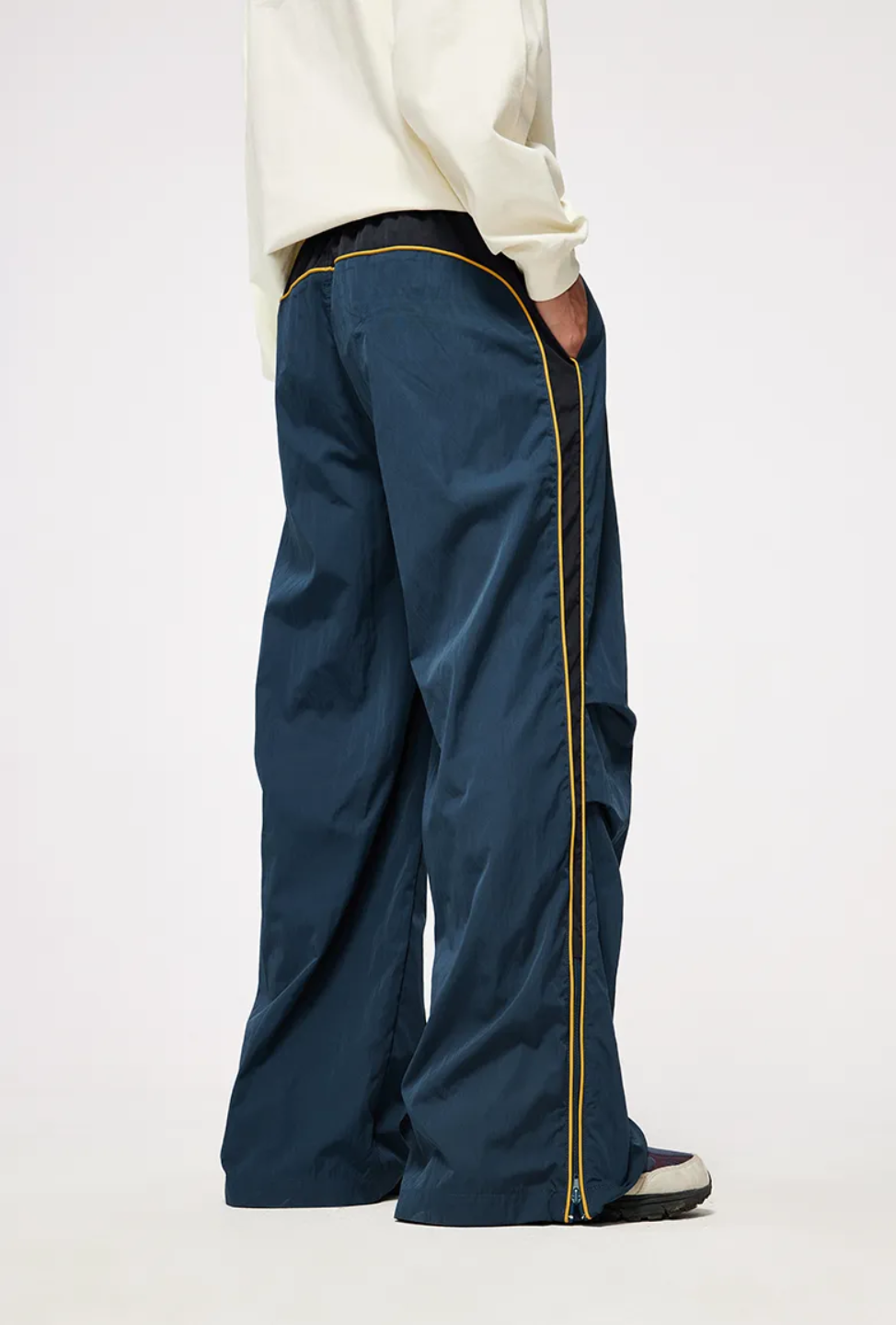 sporty pants in blue color