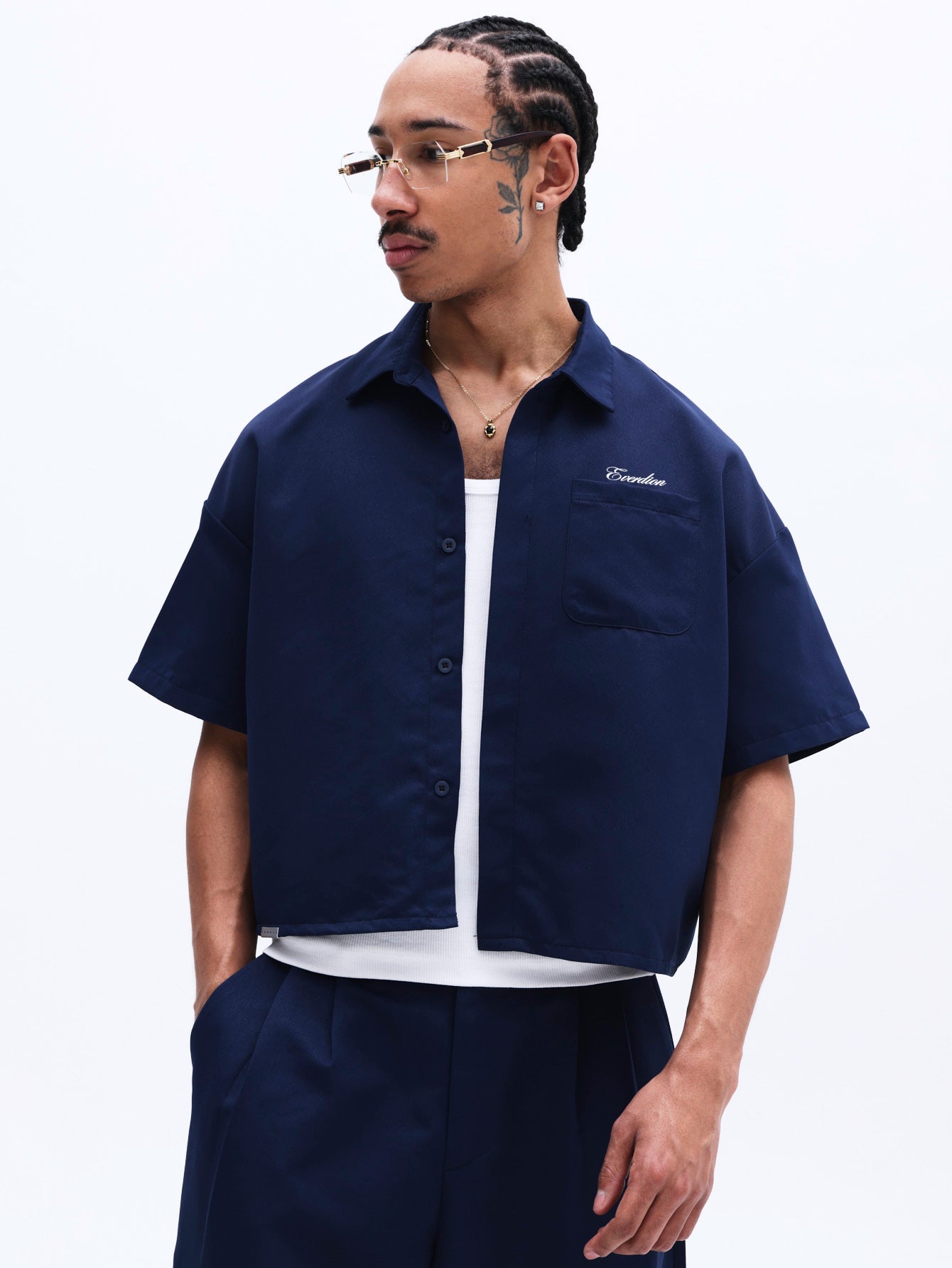 Man wearing a navy blue short-sleeve shirt with Everdion brand logo on a white background