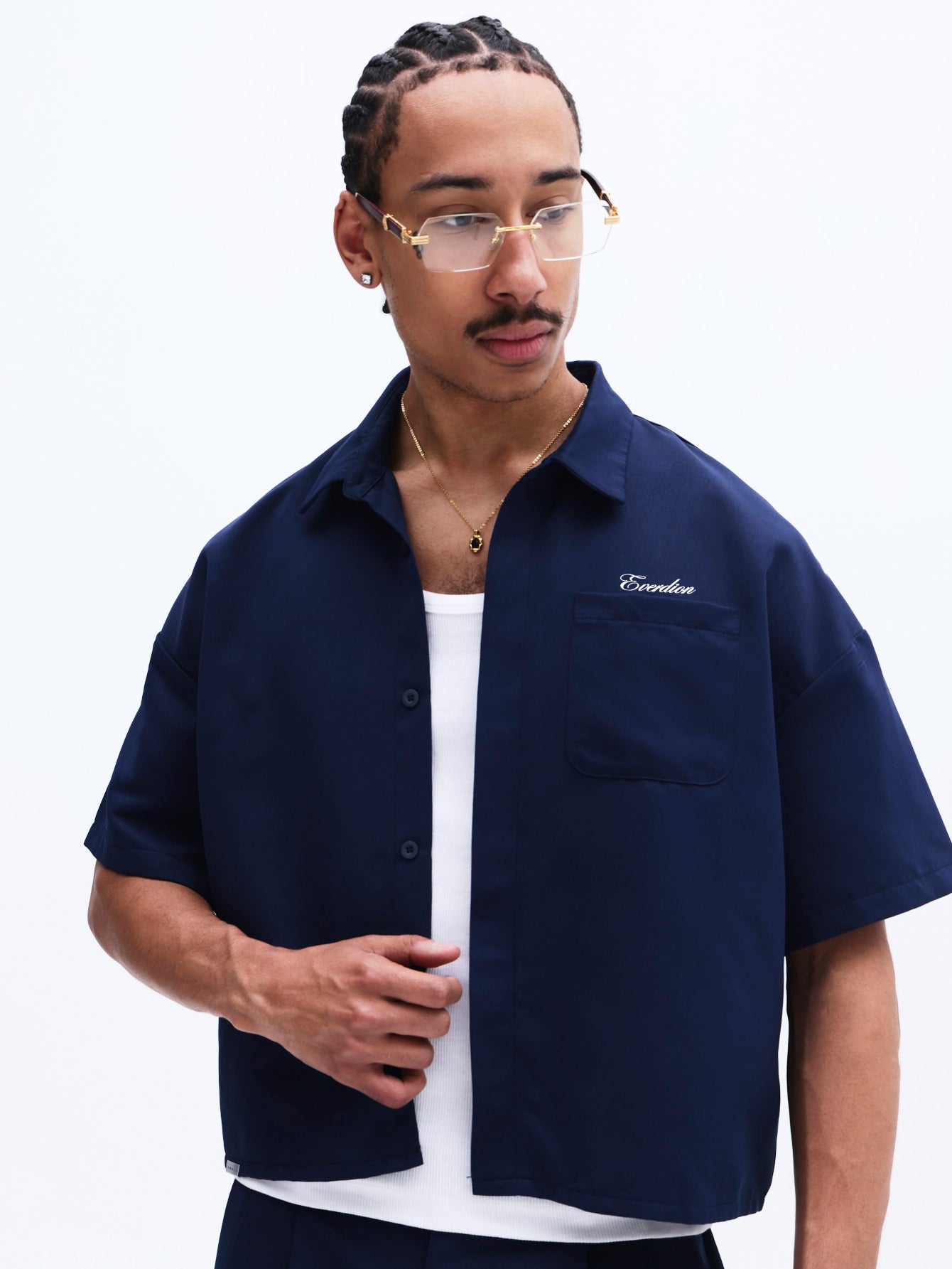 Man wearing a navy blue short-sleeve shirt with Everdion brand logo on a white background
