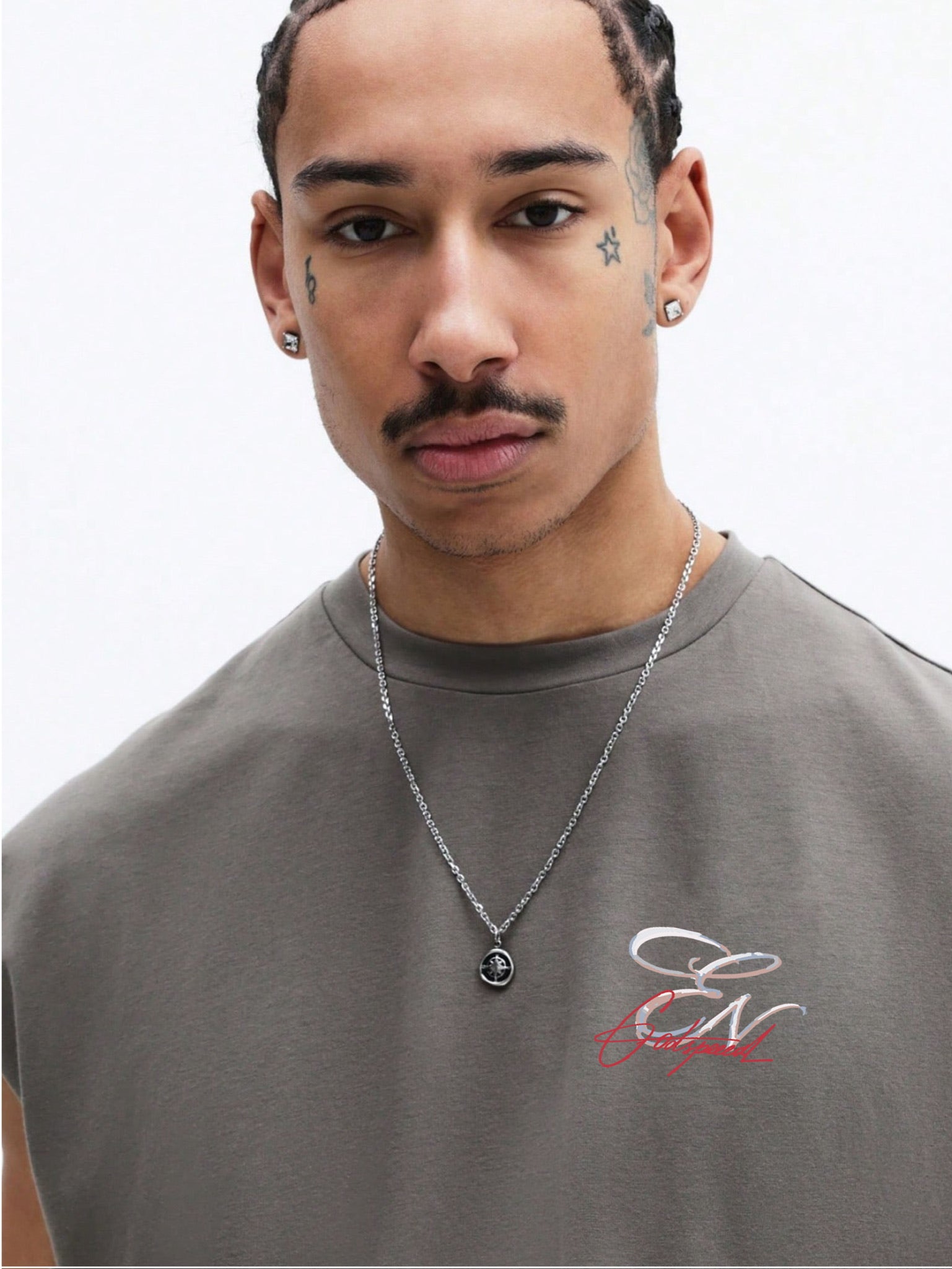 Man wearing a grey t-shirt with Everdion logo, against a plain background