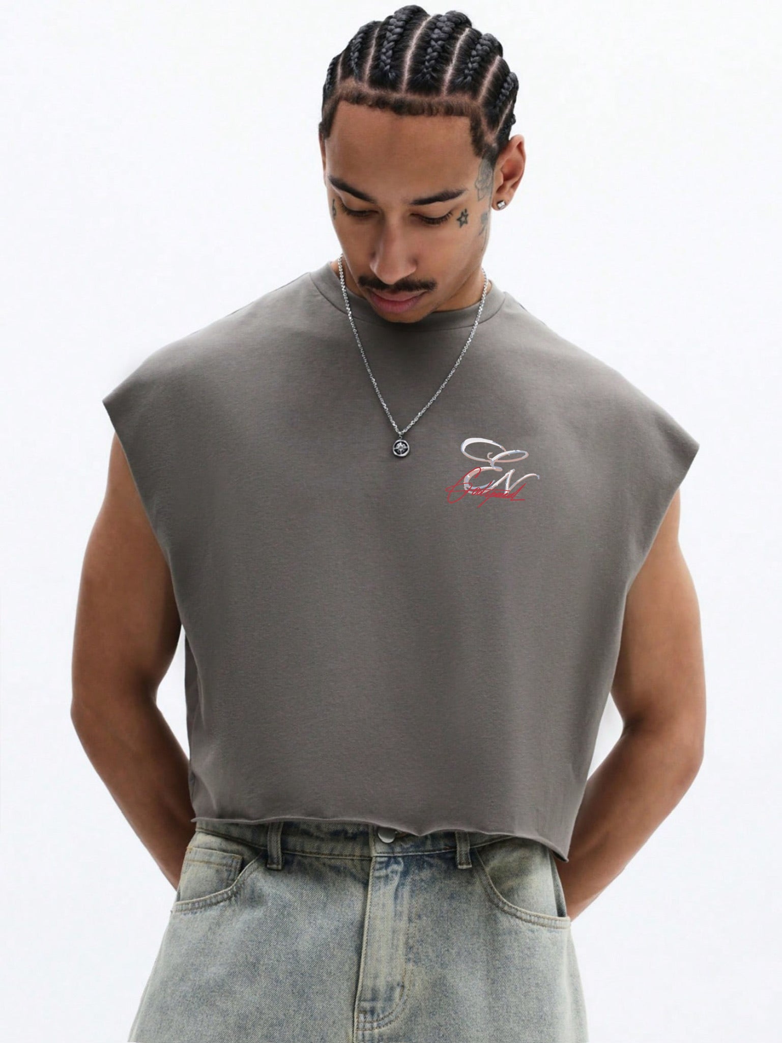 Man wearing a grey sleeveless shirt with Everdion logo on a white background