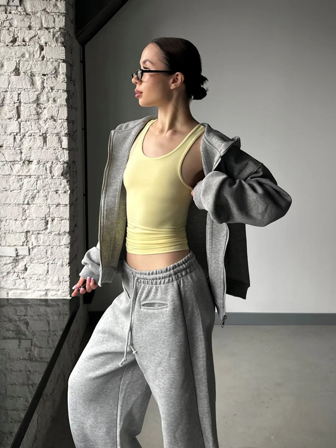 Grey Sweatpant for women with two pockets in front and adjustable wasitband