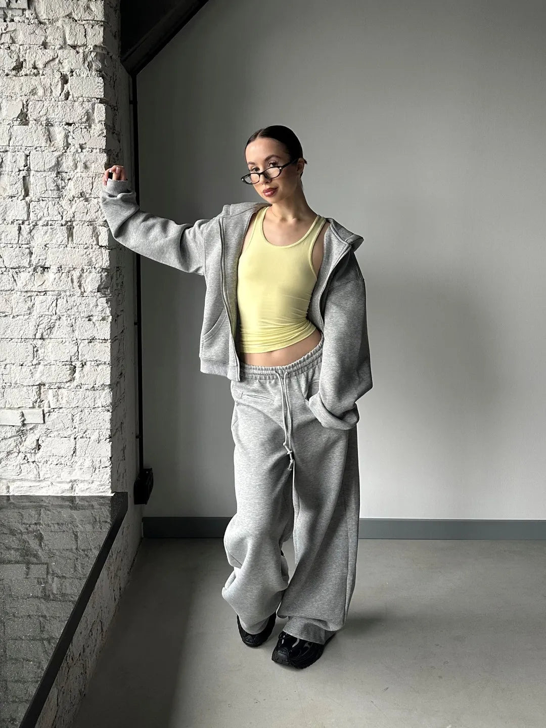 Grey Sweatpant for women with two pockets in front and adjustable wasitband