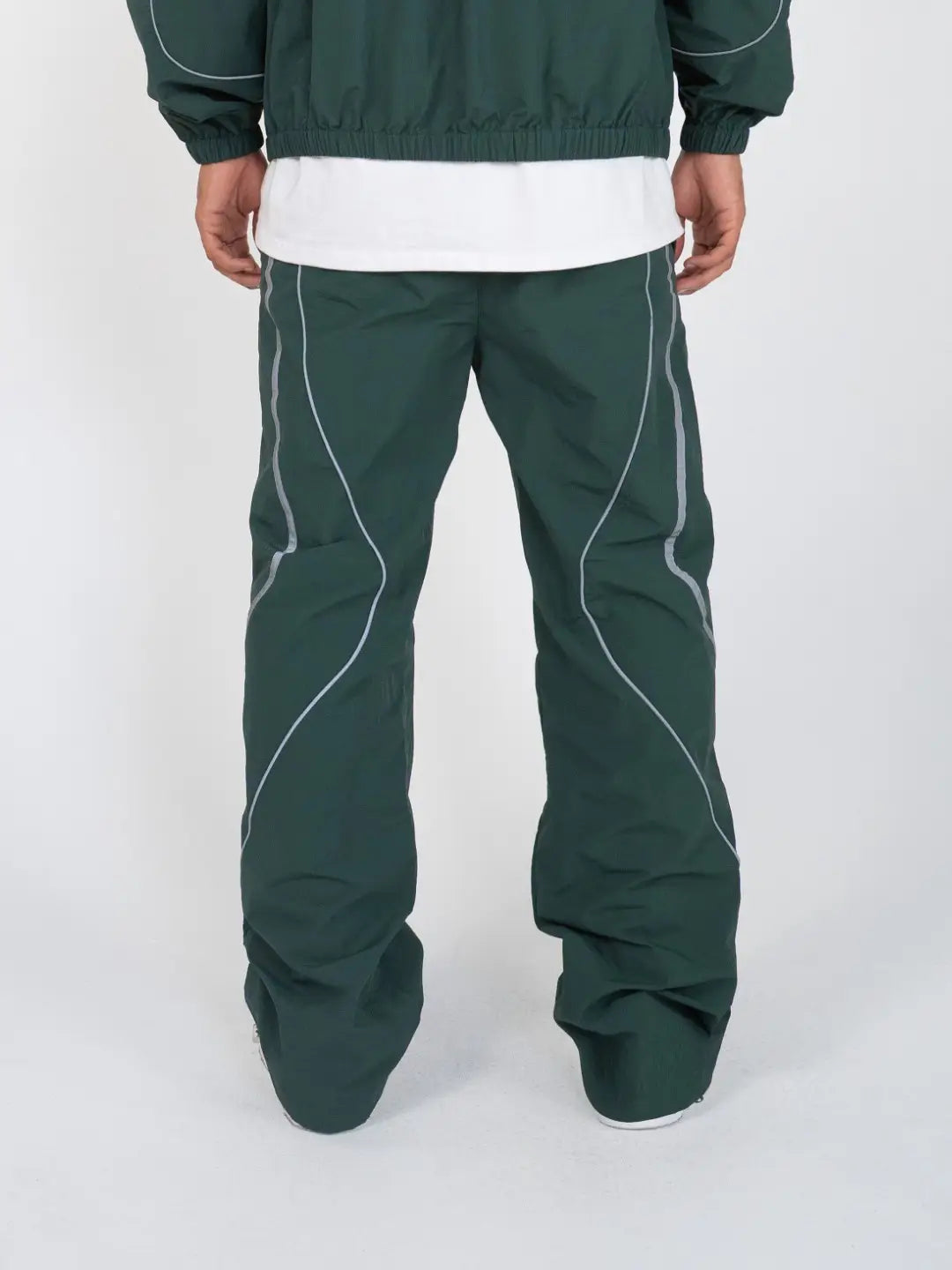 The Forest Green Pant delivers a structured yet lightweight feel, while the relaxed-fit track pants ensure fluid movement and all-day comfort. 