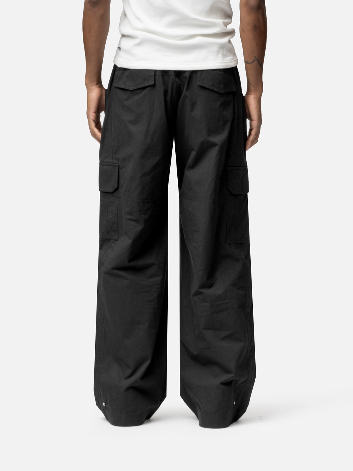 Marasis Black Cargo Pant designed with oversized cargo pockets and a relaxed fit, it delivers raw street energy with all day comfort. Easy to style, hard to ignore, and made for days that turn into nights.