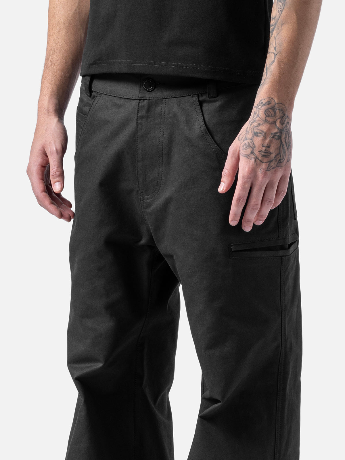 Black Celestial Cargo bold streetwear energy with everyday comfort. With oversized utility pockets, a relaxed silhouette and elevated detailing, these pants are built for movement and presence.