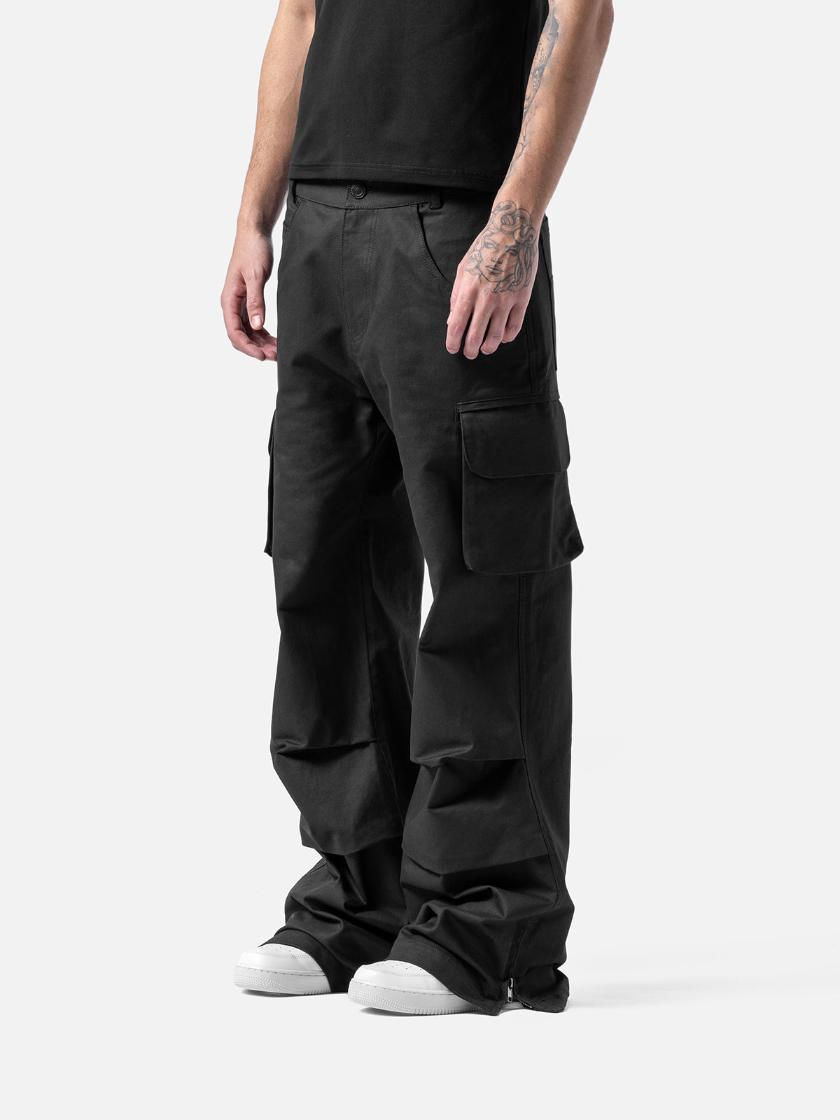 Black Celestial Cargo bold streetwear energy with everyday comfort. With oversized utility pockets, a relaxed silhouette and elevated detailing, these pants are built for movement and presence.