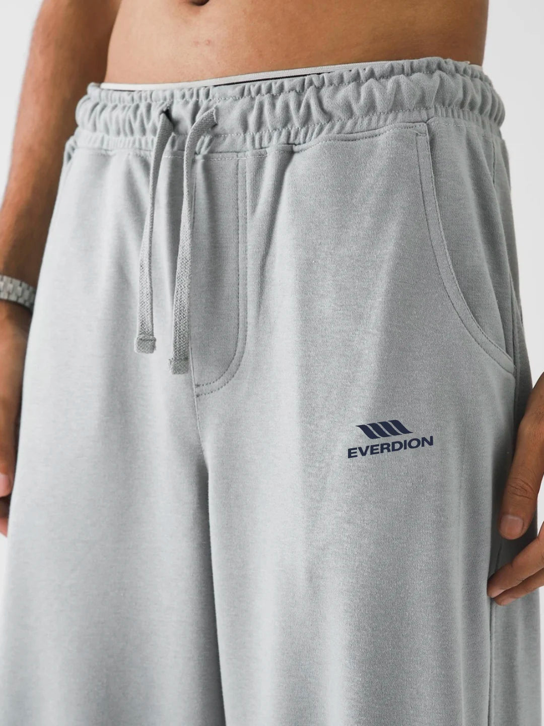 Grey sweatpants with 'Everdion' logo worn by a person