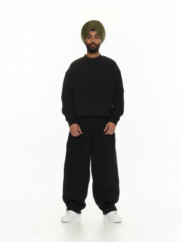 Matching Set in Black of a Sweatshirt and Sweat Pants 