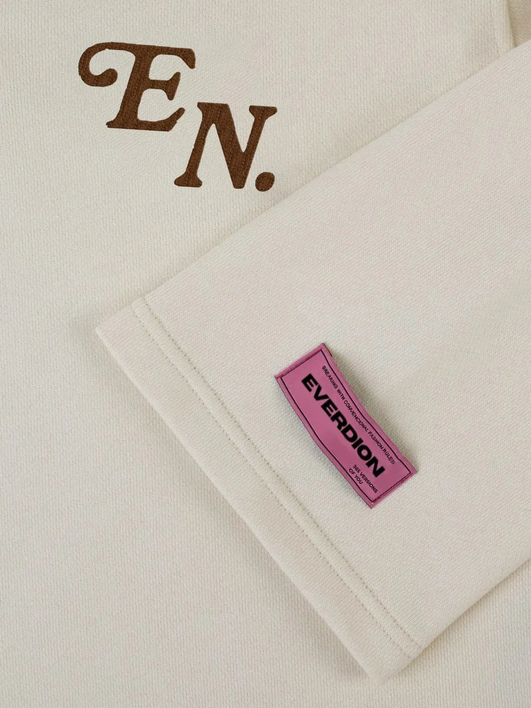 Close-up of a grey fabric with 'EN.' initials and a pink Everdion label.